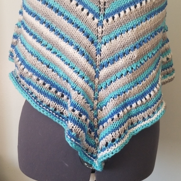 One Of A Kind Handknit Shawl With Antique Brooch - Picture 4 of 5